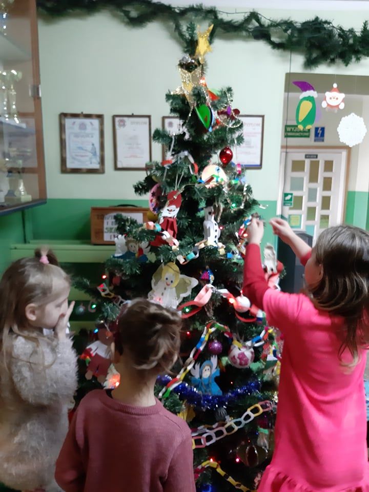 19 grudnia - ,,A dziś w naszej szkole zawitał Mikołaj. Dzieci z przedszkola pięknie ubrały choinkę na jego przybycie."